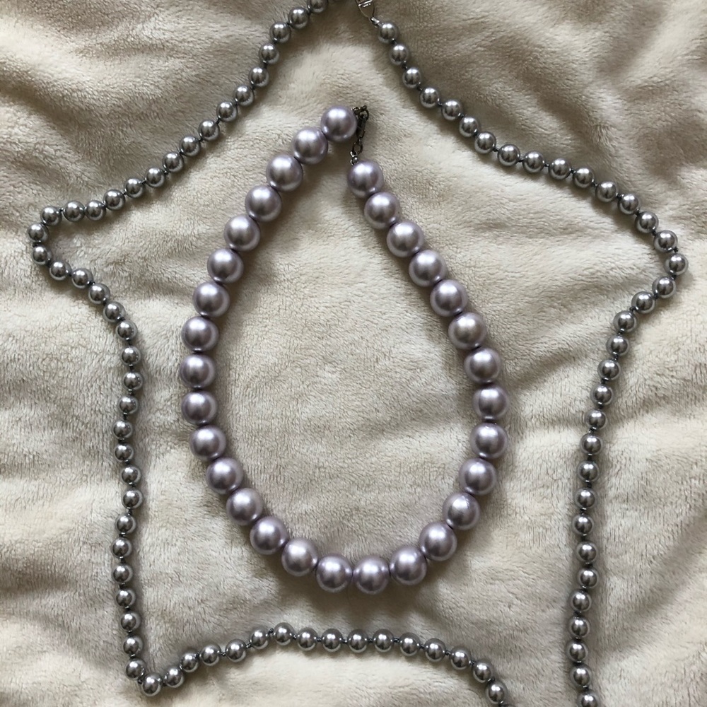 Faux pearls in gray tones good condition